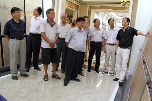 圖4、陶瓷行業(yè)老前輩被木紋磚所吸引