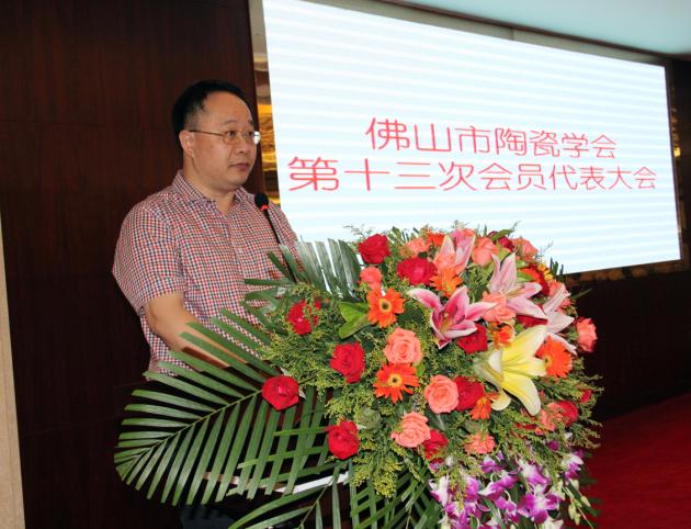 圖3、佛山市陶瓷學(xué)會新一屆理事會理事長馮斌作工作規(guī)劃報告.jpg