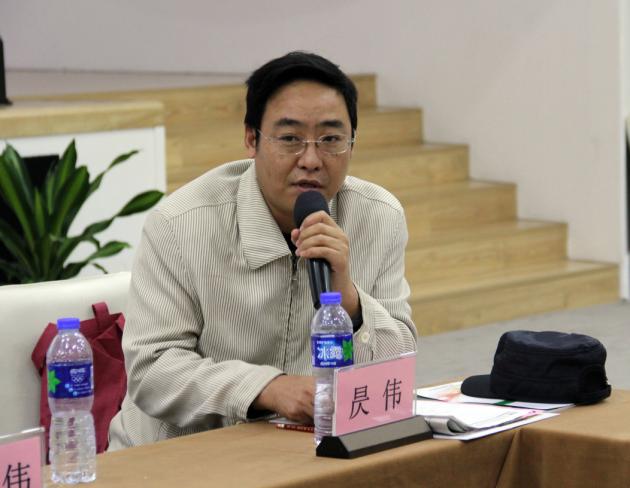 圖5、佛山科技學(xué)院副教授昃偉在會(huì)上談?wù)撈髽I(yè)文化與企業(yè)識(shí)別設(shè)計(jì)系統(tǒng)價(jià)值.jpg