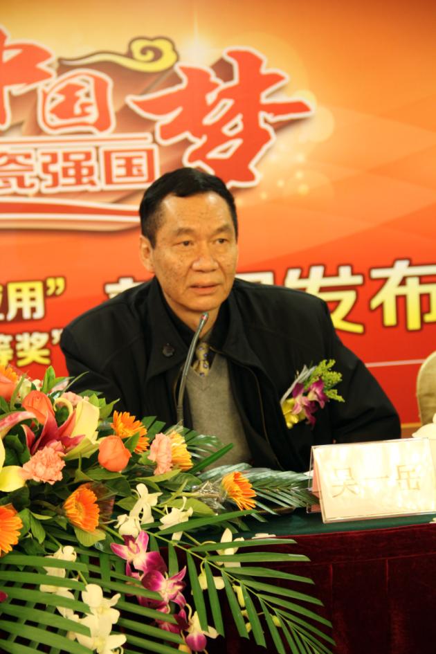 圖3、中國建材聯(lián)合會副會長、廣東建材協(xié)會會長吳一岳盛贊宏陶公司的科技創(chuàng)新