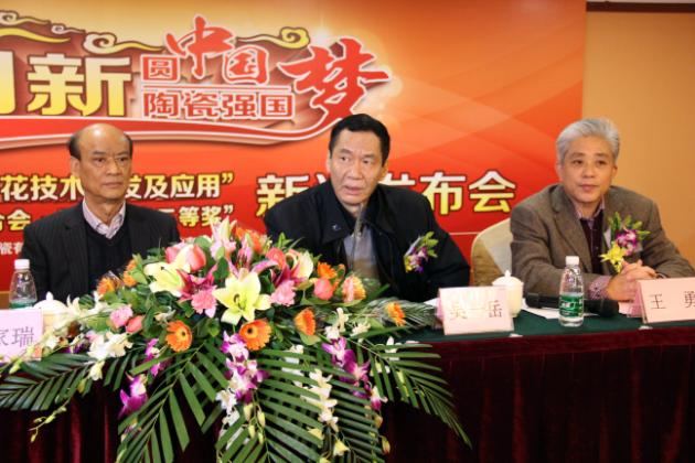 圖4、中國建材聯(lián)合會副會長、廣東建材協(xié)會會長吳一岳（左二）盛贊宏陶公司歷史以來的技術(shù)研發(fā)與創(chuàng)新