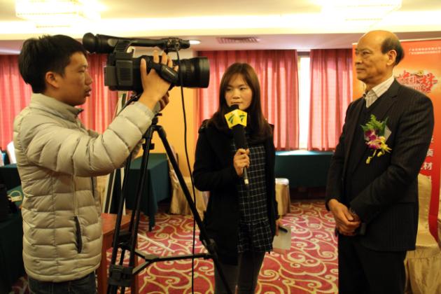 圖8、企業(yè)副總歐家瑞（左一）接受廣東電視臺記者采訪.jpg