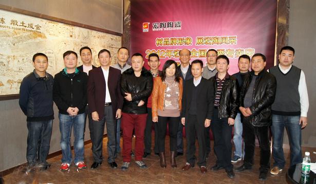圖1、企業(yè)相關(guān)領(lǐng)導(dǎo)、宏陶各銷售老總、獲獎經(jīng)銷商代表頒獎儀式上合影