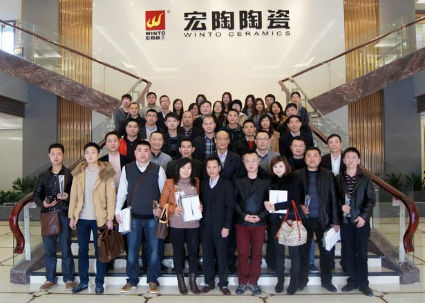 圖2、企業(yè)相關(guān)領(lǐng)導(dǎo)、宏陶各銷售老總、獲獎經(jīng)銷商代表、銷售業(yè)務(wù)代表及設(shè)計師代表在展廳大堂大合影