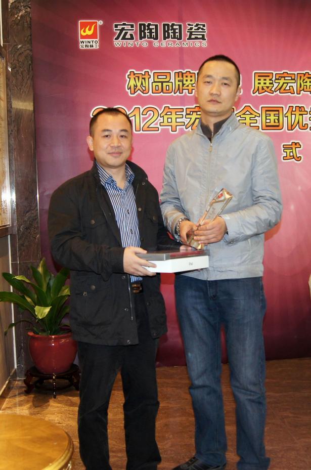 圖19、宏陶釉面磚銷售副總王虎明為四川瀘州宏陶專賣店代表頒獎