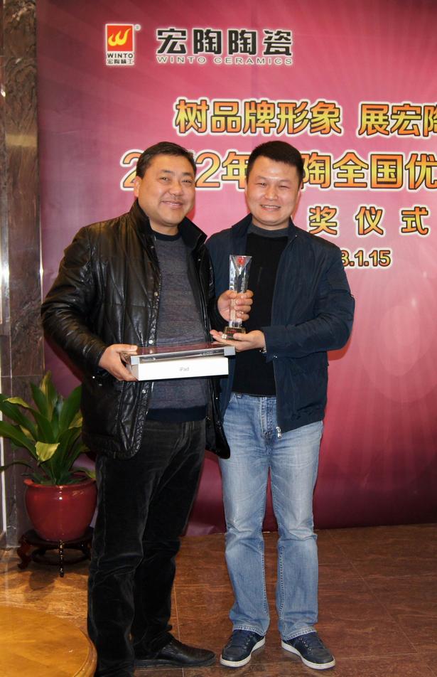 圖9、宏陶仿古磚銷售副總為江蘇常熟宏陶仿古磚專賣店經(jīng)銷商頒獎