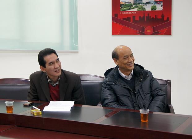 圖2、企業(yè)副總歐家瑞（右一）、宏陶銷售總經(jīng)理陸志江對參評專賣店裝修效果感到滿意