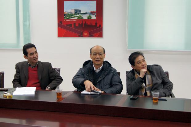 圖3、企業(yè)副總歐家瑞對第四屆優(yōu)秀專賣店評比給予高度的評價（右一為企業(yè)市場總監(jiān)王勇）