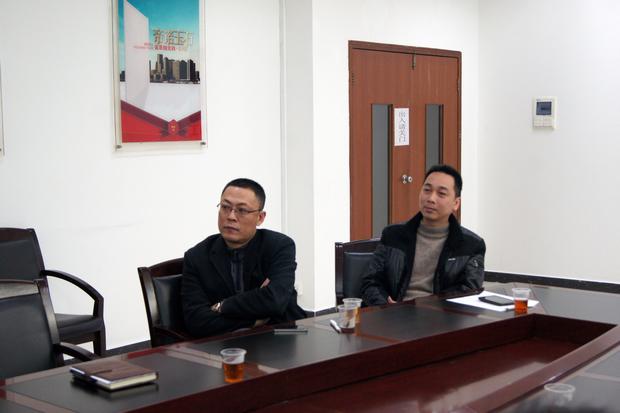 圖5、宏陶拋光磚銷售副總張彥（左一）、宏陶廣東線銷售副總龐永江（右一）認(rèn)真觀看參評專賣店幻燈片播放效果