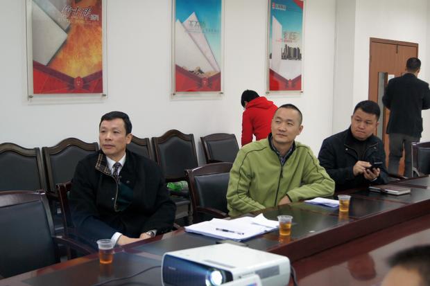 圖6、觀看幻燈片的同時，宏陶仿古磚副總曹剛毅（右一）特別用手機記下專賣店裝修效果的不同亮點