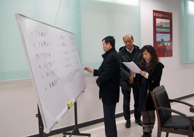 圖10、企業(yè)副總歐家瑞親自監(jiān)督評選記票