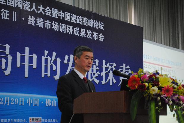 圖1、中國建筑衛(wèi)生陶瓷協(xié)會(huì)專職副會(huì)長、秘書長繆斌在大會(huì)上作了年度總結(jié)報(bào)告