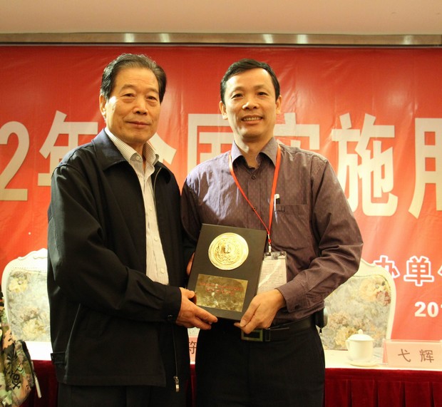 5、全國用戶委員會主任弋輝（左）與宏陶市場總監(jiān)霍達(dá)炎合影