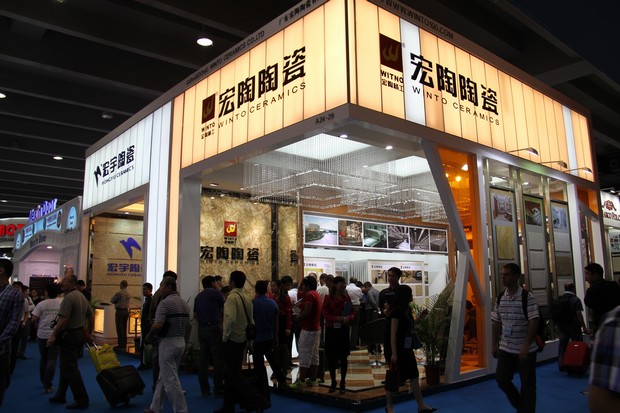 10月15日至19日，宏陶陶瓷作為中國建陶行業(yè)的知名企業(yè)，再次以強大的陣容和極具震撼力的創(chuàng)新產(chǎn)品在第112屆廣交會琶洲展館9.2號館最醒目的位置上精彩綻放，備受廣交會各級領(lǐng)導(dǎo)、中外客商的贊譽和媒體的廣泛關(guān)注。