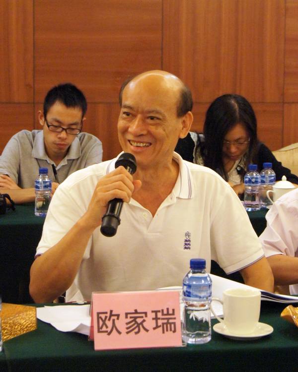 圖3、企業(yè)副總歐家瑞臉露微笑，衷心感謝專家組及領導媒體對宏陶薄磚技術(shù)的高度評價