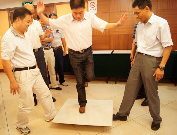 圖5、企業(yè)市場總監(jiān)王勇在綠色創(chuàng)新產(chǎn)品上精彩表演