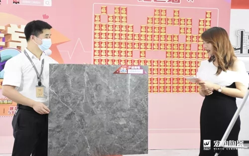 宏陶瓷磚現(xiàn)場(chǎng)主持圖