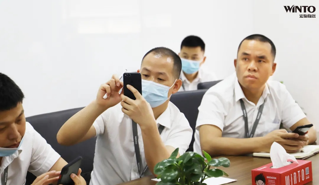 宏陶瓷磚講師團隊現(xiàn)場傾囊授課 宏陶瓷磚講師團隊現(xiàn)場傾囊授課