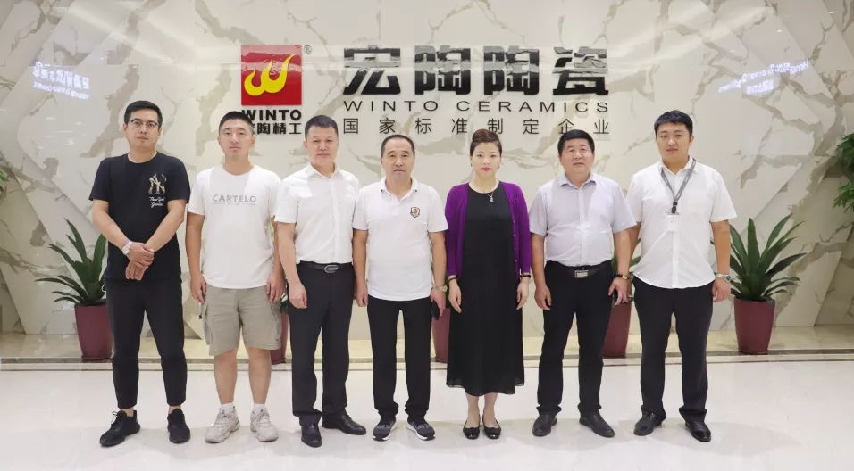 陶瓷磚地磚品牌總經(jīng)理曹剛毅、哈爾濱宏陶經(jīng)銷(xiāo)商負(fù)責(zé)人石立祥合影