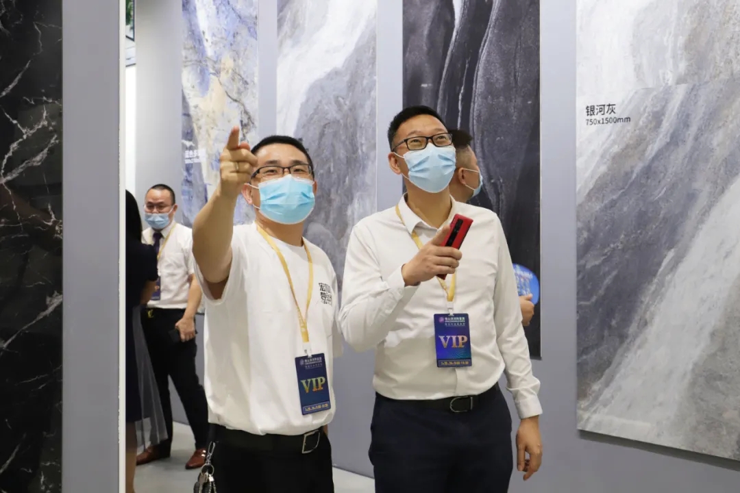 集團董事長梁桐燦、集團領導及宏陶陶瓷高層等打卡“宏陶夢工場”圖