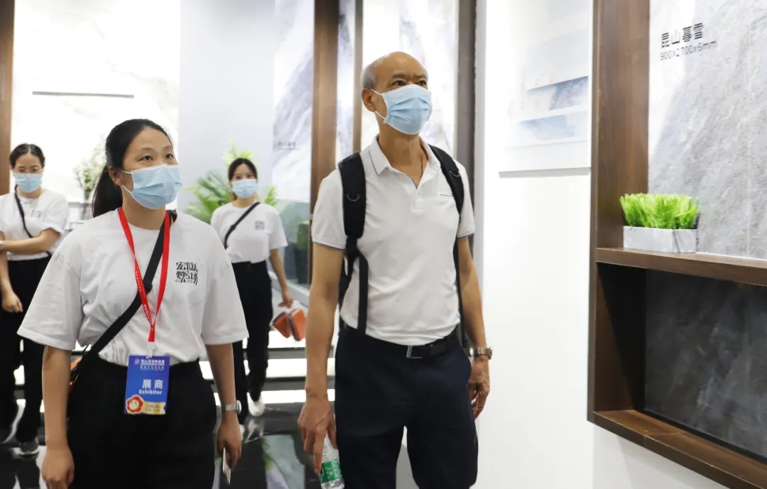 集團(tuán)董事長助理葉勁立和集團(tuán)顧問歐家瑞參觀宏陶夢工場圖片