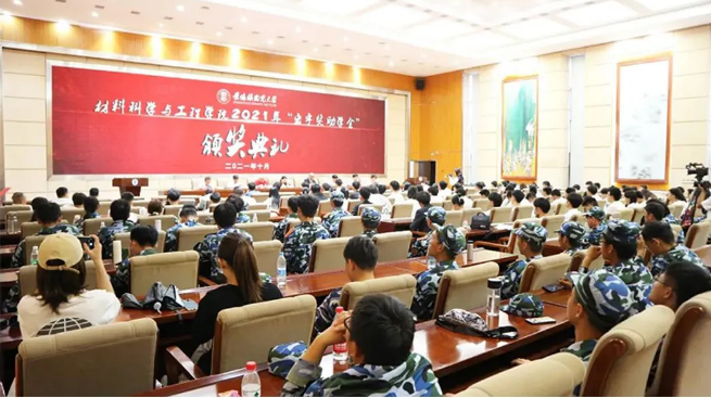 宏陶瓷磚地磚集團(tuán)助學(xué)金頒獎現(xiàn)場 宏陶瓷磚地磚集團(tuán)助學(xué)金頒獎現(xiàn)場