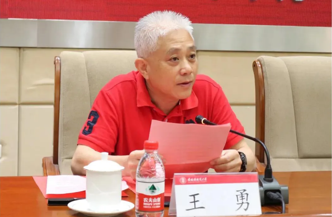 宏陶瓷磚地磚集團(tuán)市場總監(jiān)王勇講話圖 宏陶瓷磚地磚集團(tuán)市場總監(jiān)王勇講話圖