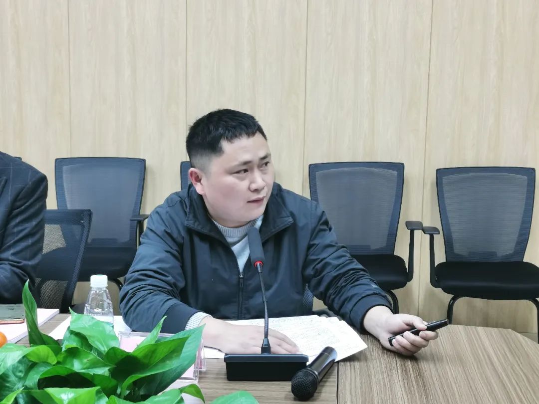 宏宇集團釉料開發(fā)科副主任馮勇作項目匯報圖片
